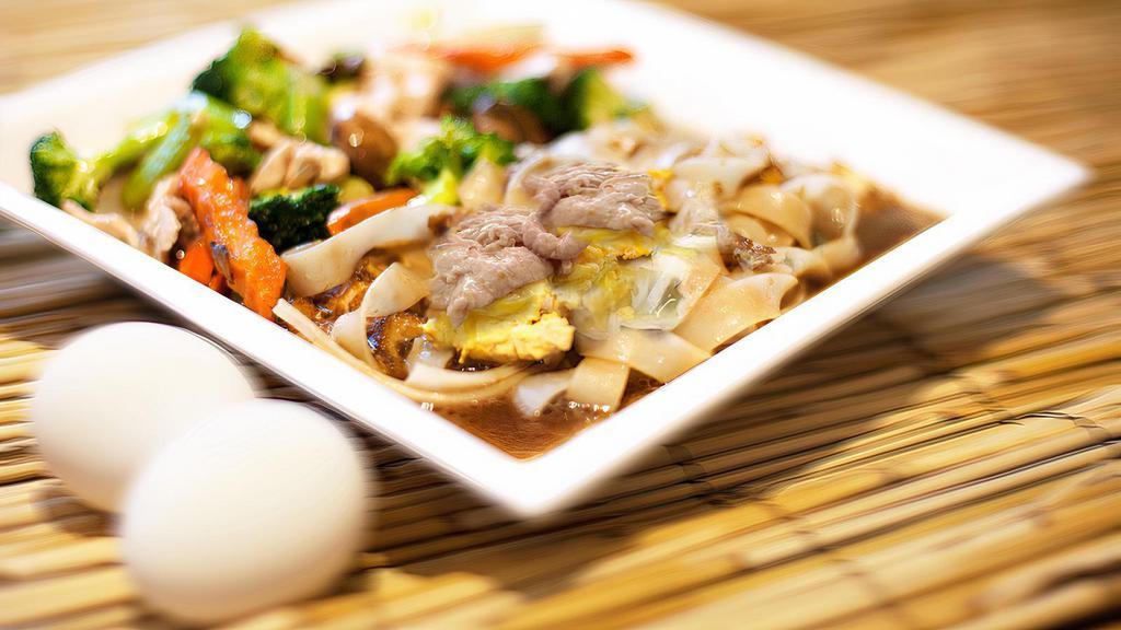 Lad Na · Stir-fried rice noodles with egg, broccoli, celery, mushroom, black pepper, carrots, garlic and gravy sauce.
