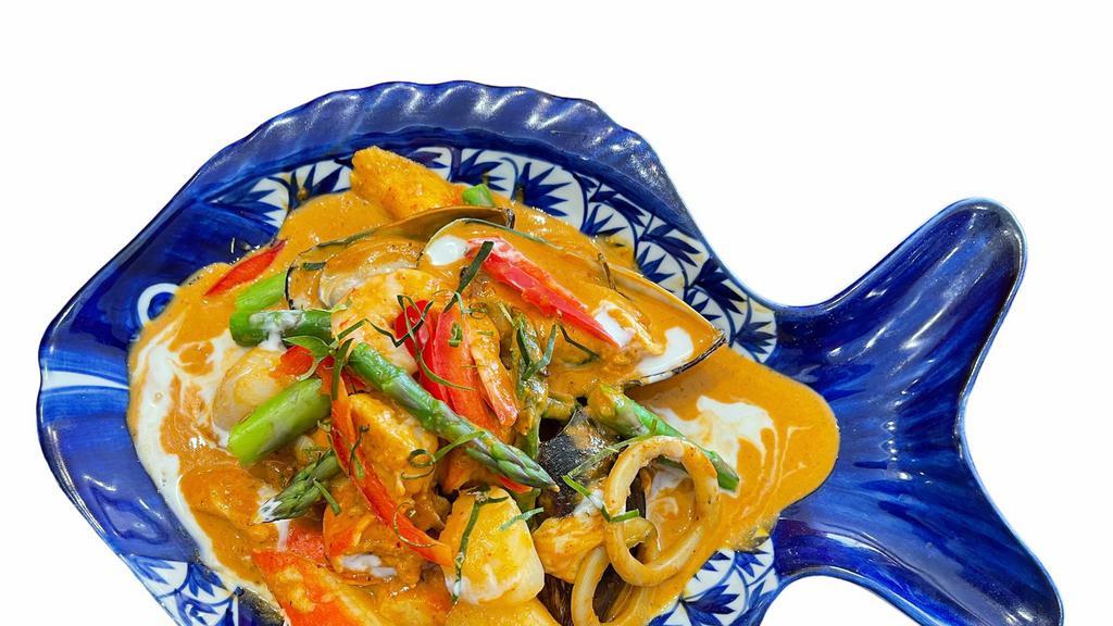 Shu Shee Seafood · Medium. Squid, shrimp, crab meat and scallops with house curry sauce garnished with asparagus and kafir leaves.