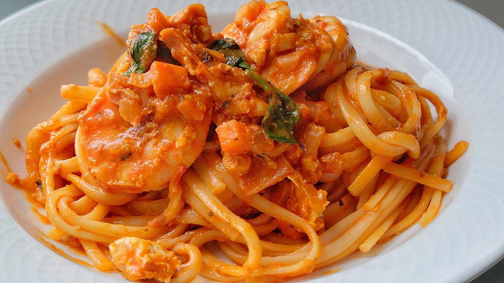 Shrimp Marinara · Shrimp freshly sautéed in our delightful marinara sauce with spinach served over a bed of Linguine pasta.