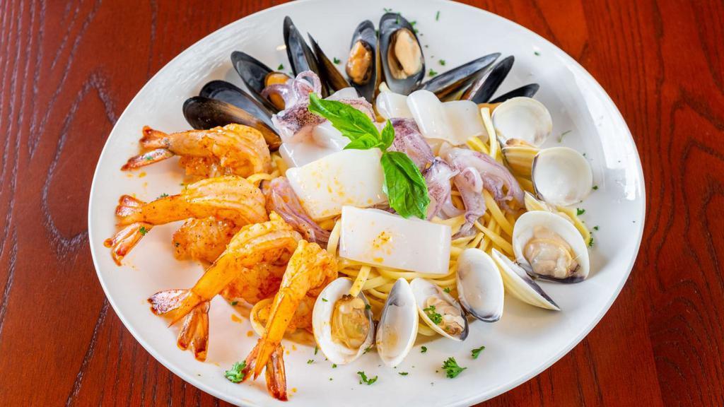 Linguini Posillipo · Clams, mussels, calamari, shrimp, marinara sauce.
