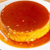 Flan · Postre de natilla con una capa de salsa de caramelo transparente. / Custard dessert with a l...
