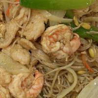 Singapore  Noodle /星州炒米粉 · With curry sauce, carrot ,white onion ,green onion,cabbage,shrimp and chicken .