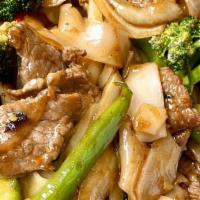 Pad Kee Mao · Vegetarian.Gluten free.Hot. Stir-fried with flat rice noodles, broccoli, bell pepper, onion,...