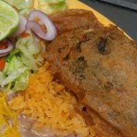 Chile Relleno · Arroz y frijoles / Rice and beans.