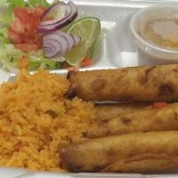 Flautas · Arroz y frijoles / Rice and beans.