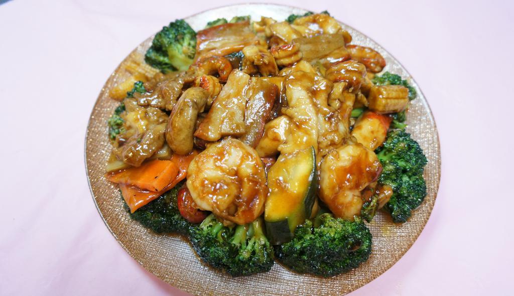 Happy Family · Shrimp, beef, chicken, crabmeat,lobster, roast pork with vegetable in chef's special sauce.