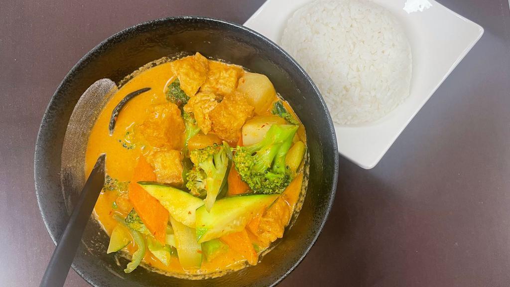 Vegetable Thai Curry · Massaman Curry with Vegetable and fried tofu