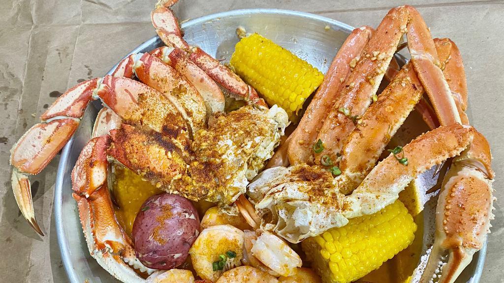 Seafood Bowl # 4 Snow Crab Leg, Dungeness Crab, Head Off Shrimp · Served with Corn on the Cob and Potato.
Choice of Seasoning: Cajun, Old Bay, Garlic Butter Seasoning, Garlic Butter only, Karen's Special, or Spicy Chili Sauce.
Choice of Spicy Level: Extra Hot, Hot, Medium or Mild