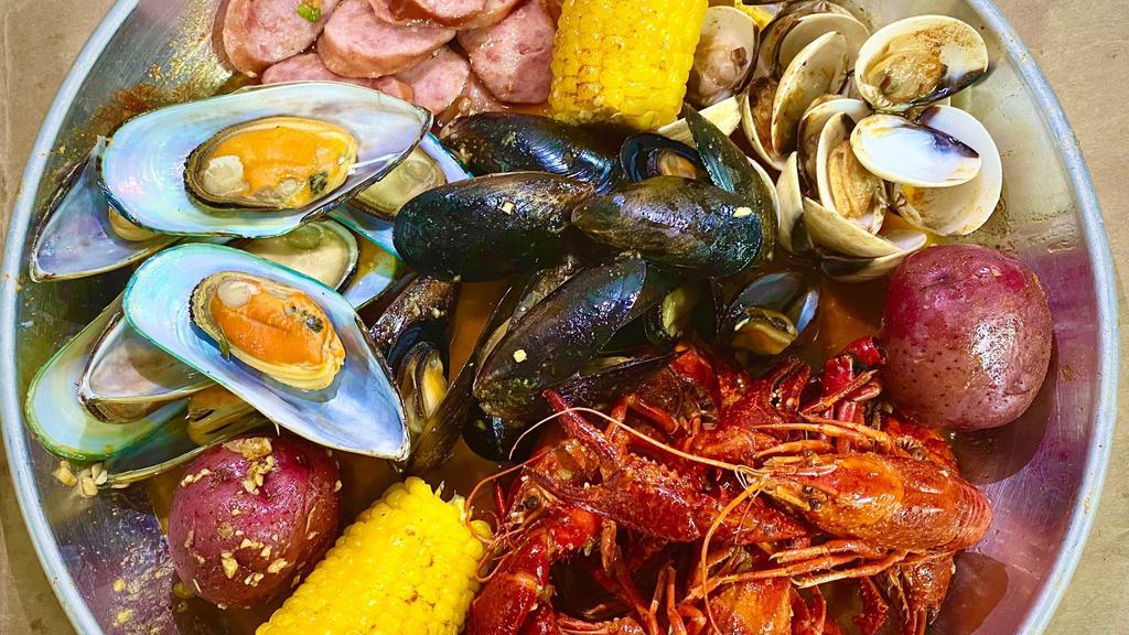 Seafood Bowl #3 Crawfish, Green Mussel, Black Mussel, White Clam, Sausage · Served with Corn on the Cob and Potato.
Choice of Seasoning: Cajun, Garlic Butter Seasoning, Old Bay, Garlic Butter only, Karen's Special, or Spicy Chili Sauce.
Choice of Spicy Level: Extra Hot, Hot, Medium, or Mild