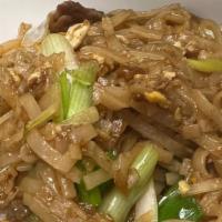 Mee Kolaat · Rice noodles sautéed with sweet soy sauce, egg, bean sprouts, and scallions.