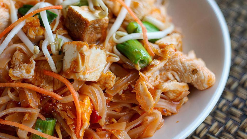Pad Thai Jae · Stir fried rice noodles, bean sprouts, scallions, mix vegetables, tofu and crushed peanuts. (egg optional)