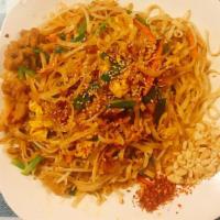 Pad Thai / 泰国面吧太 · Famous Thai noodles with bean sprout and topped with ground peanut and lemon.