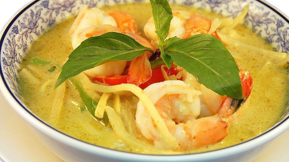 Green Curry · Light coconut green curry with peas, bamboo shoots, peppers and basil leaves.
*medium spicy*
*gluten free*
