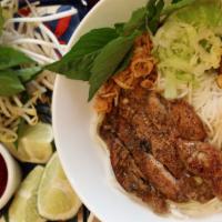 Dn19. Noodle Combo · Vermicelli served with one Veggie egg roll, Grilled chicken, lettuce, cucumbers, basil, Viet...