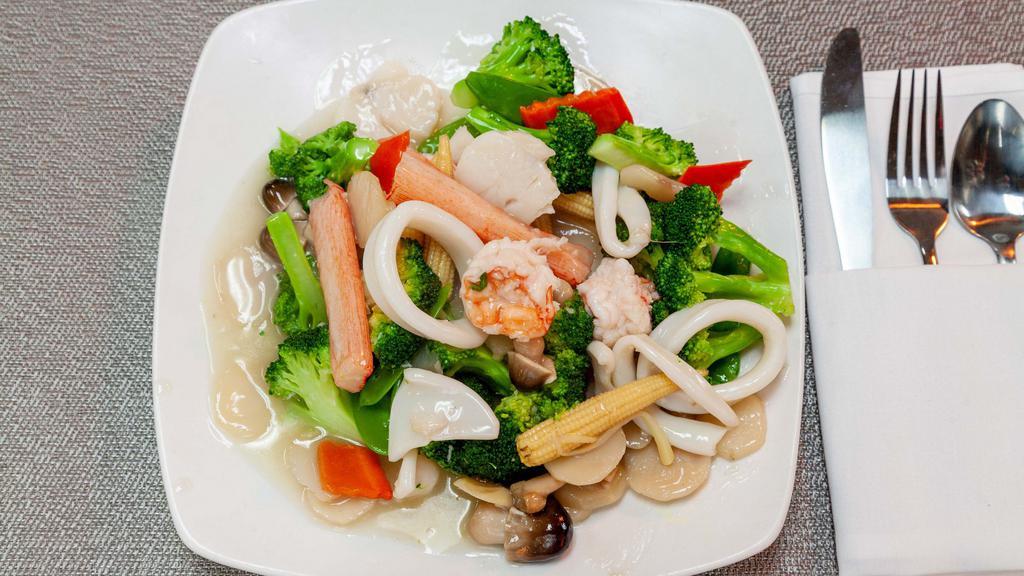 Seafood Delight · Jumbo shrimp, scallop, crabmeat, squid with assorted mixed vegetable in light sauce.