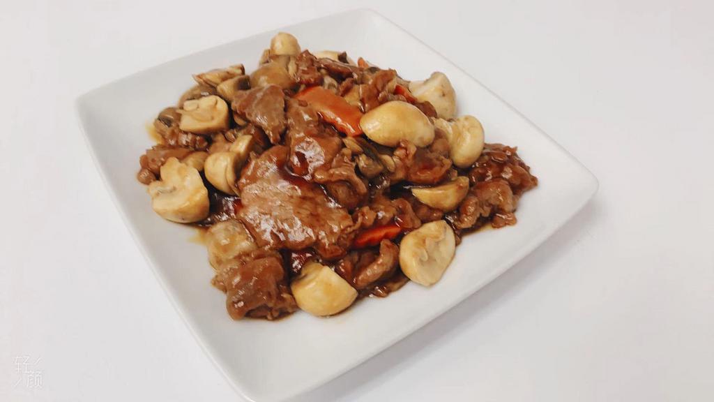 Beef With Mushrooms / 蘑菇牛 · Served with white rice.