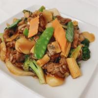 Beef With Mixed Vegetables / 杂菜牛 · Served with white rice.