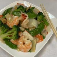 Seafood Combination / 海鲜大会 · A combination of jumbo shrimp, scallop, lobster, and crab meat with veg in chef special sauc...