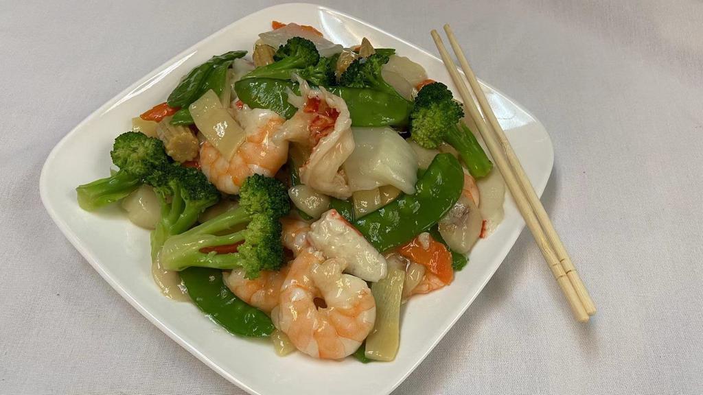Seafood Combination / 海鲜大会 · A combination of jumbo shrimp, scallop, lobster, and crab meat with veg in chef special sauce. Hunan and szechuan style. Served with white rice.