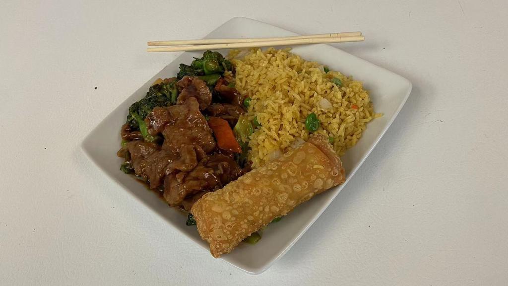 Beef With Broccoli Plate / 芥兰牛 · Served with egg roll and pork fried rice.