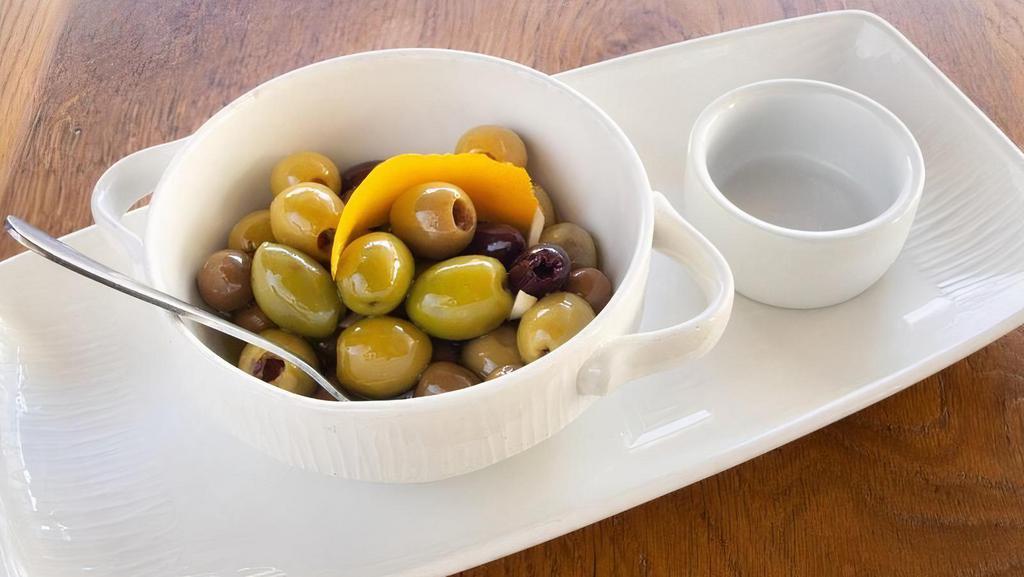 Aceitunas Mediterraneas · Mediterranean olives blend in spiced virgin olive oil