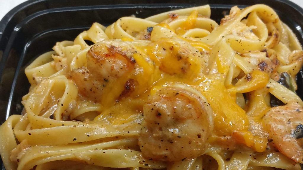 Ruth’S Seafood Fettuccine  · Shrimp, crab, green peppers, tomatoes and cheese tossed in creamy sauce with fettuccine noodles
