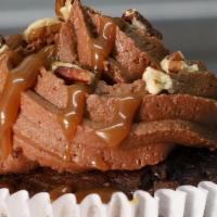 Turtle Cupcake · TURTLE
Chocolate cake, caramel filling, topped with chocolate buttercream, crushed pecans, c...