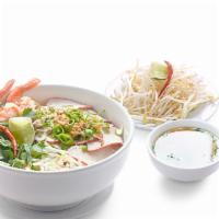 Hủ Tiếu Tôm Thịt (Khô Hay Nước) / Rice Noodle Soup With Shrimp & Pork · soup in or aside.
