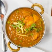 Aloo Mattar · Potatoes and green peas cooked with onion and tomato, mildly spiced.