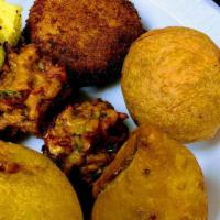 Mix Platter · Vegan. Platter with samosa, khaman dhokla, batata vada, pakora, veg cutlet and kachori.