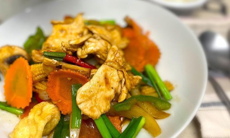 Fresh Spice (Pad Prik Sod) (Spicy) · Stir-fried chicken bell peppers, sweet onions, mushrooms, carrots and scallions in a tasty sauce. Served with jasmine rice.