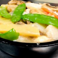 Moo Goo Gai Pan 蘑菇鸡片 · Served with rice.